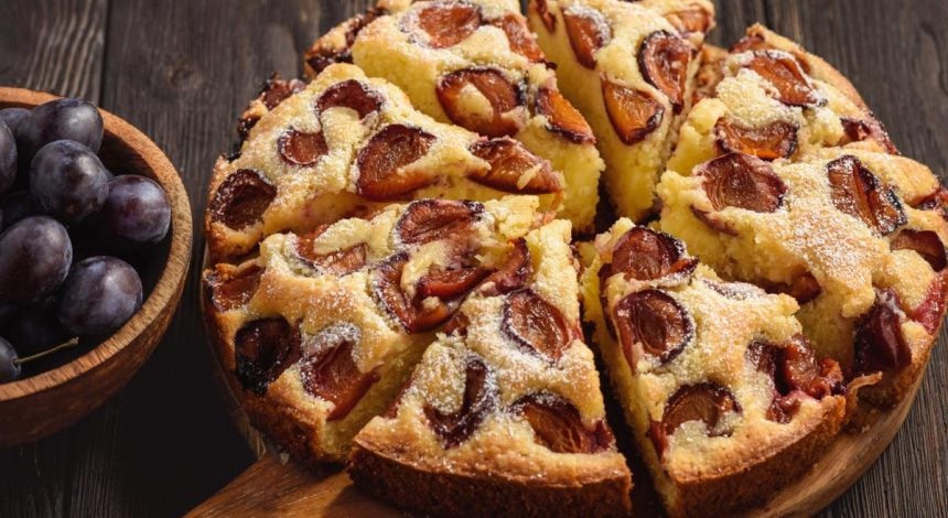 Этот сливовый пирог тает во рту: 3 простых рецепта для уютной осени