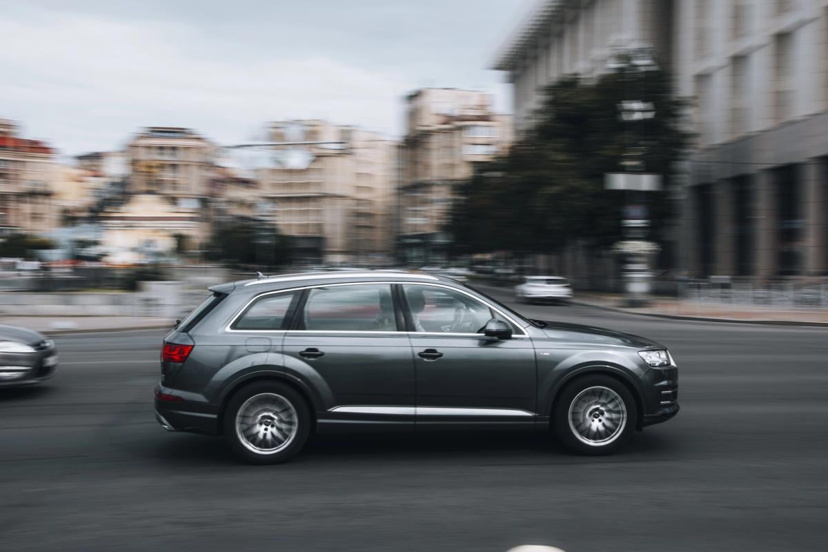 Не дизайн-трюк: для чого насправді встановлюють 'акулячий плавник' на даху авто