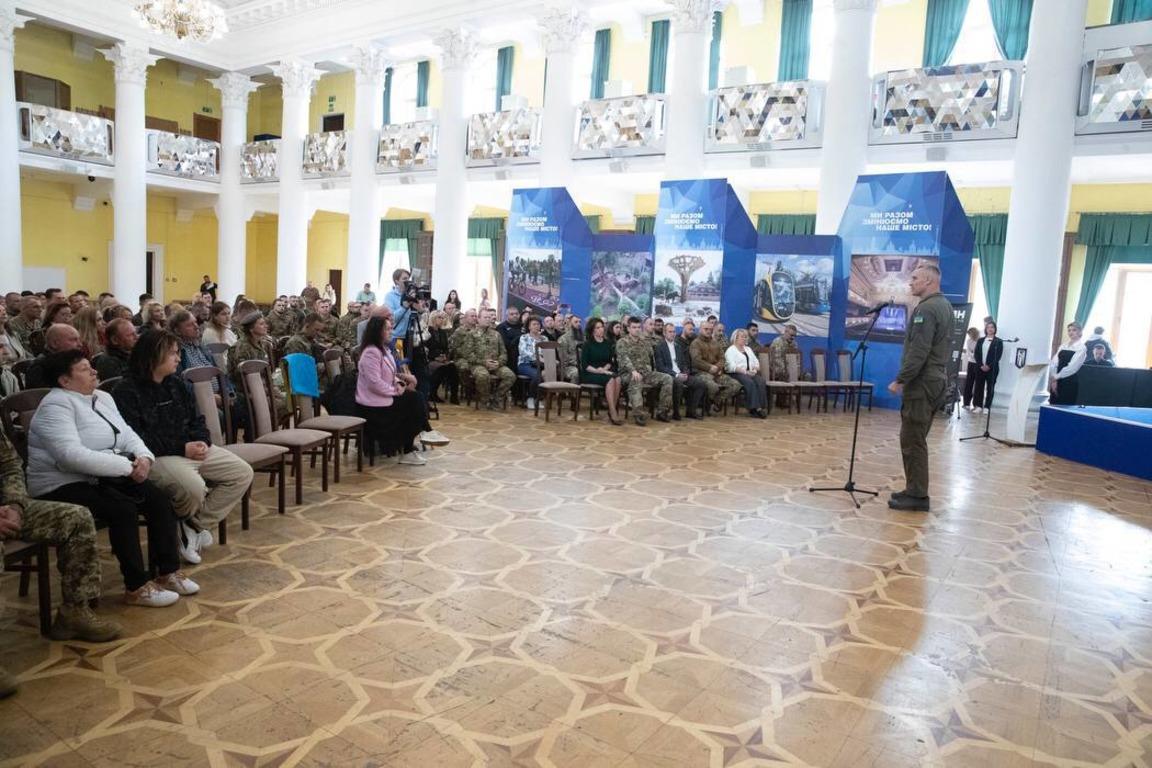 Кличко розповів про програми підтримки, які Київ запровадив для 150 тисяч військових та їхніх родин Кличко розповів про програми підтримки, які Київ запровадив для 150 тисяч військових та їхніх родин