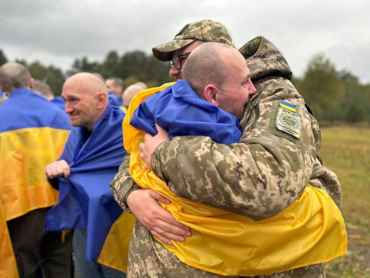 Житель Бучі, якого викрали з власного будинку під час окупації міста Росією, повернувся додому / Фото: t.me/svyrydenkoy Житель Бучі, якого викрали з власного будинку під час окупації міста Росією, повернувся додому / Фото: t.me/svyrydenkoy