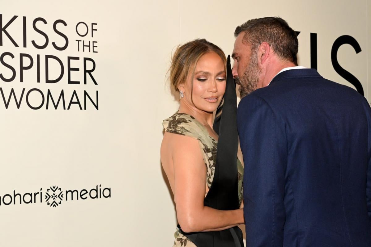 Джей Ло и Бен Аффлек на премьере фильма "Поцелуй женщины-паука" / фото Getty Images Джей Ло и Бен Аффлек на премьере фильма "Поцелуй женщины-паука" / фото Getty Images