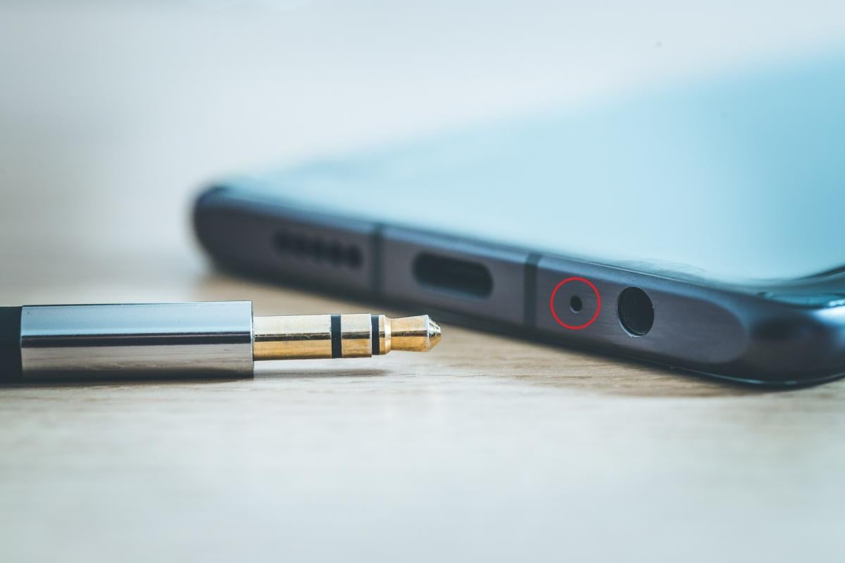 Зачем нужно это странное маленькое отверстие в вашем смартфоне рядом с портом для зарядки / фото ua.depositphotos.com Зачем нужно это странное маленькое отверстие в вашем смартфоне рядом с портом для зарядки / фото ua.depositphotos.com