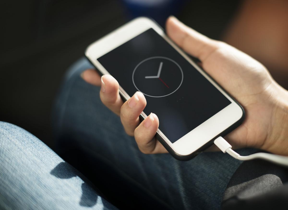 Стало відомо, чи можна залишати смартфон на зарядку на ніч / Фото - Pxhere Стало відомо, чи можна залишати смартфон на зарядку на ніч / Фото - Pxhere