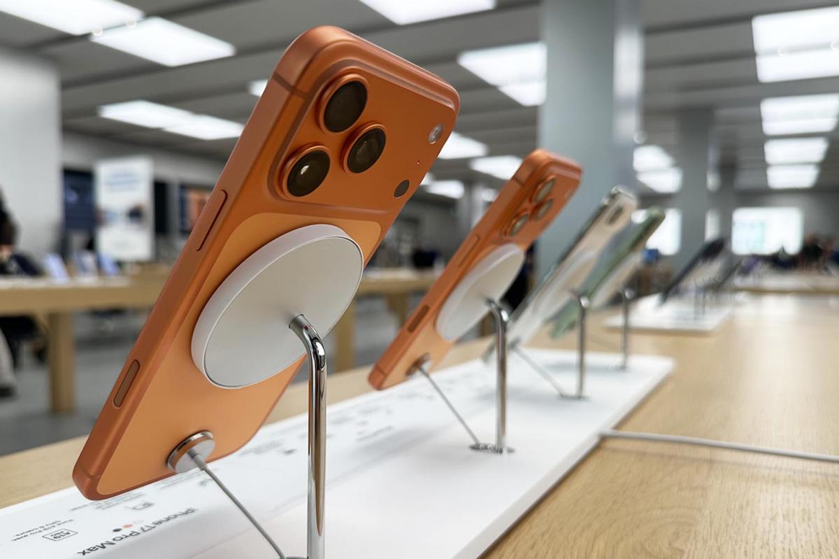Apple изменила стойки для iPhone 17 на витринах, чтобы смартфоны не царапались в магазинах Apple изменила стойки для iPhone 17 на витринах, чтобы смартфоны не царапались в магазинах