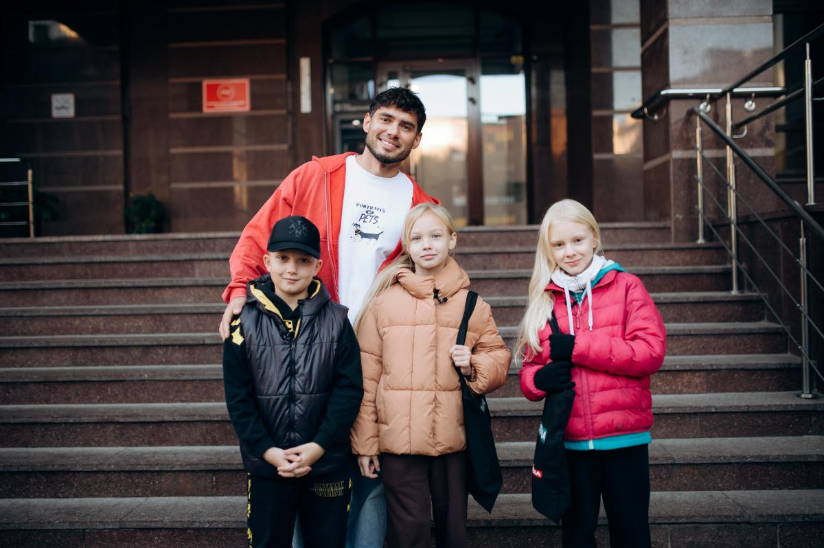 Український режисер-постановник та телеведучий Євген Синельников зустрівся з дітьми, батьки яких загинули через війну Український режисер-постановник та телеведучий Євген Синельников зустрівся з дітьми, батьки яких загинули через війну