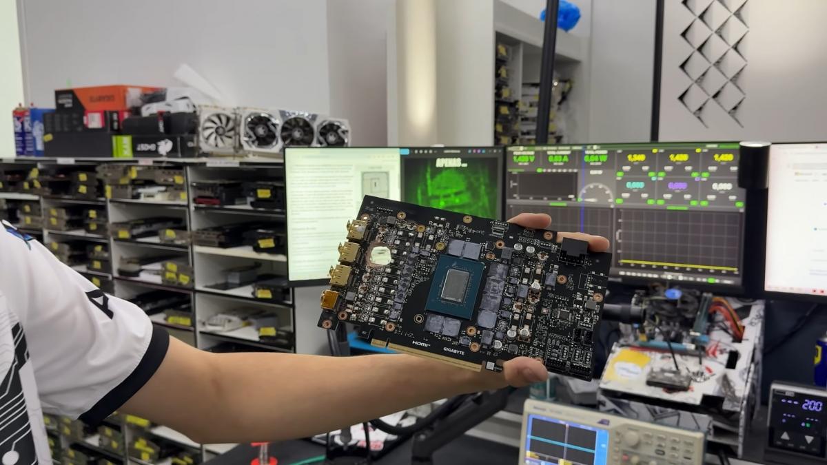 Paulo Games починил RTX 5070 Ti после удара молнии запчастями Radeon RX 580 / Фото - Paulo Games Paulo Games починил RTX 5070 Ti после удара молнии запчастями Radeon RX 580 / Фото - Paulo Games