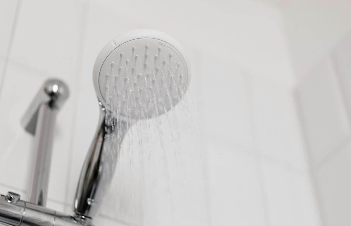 Чому люди дедалі частіше відмовляються від душу і чи корисно це