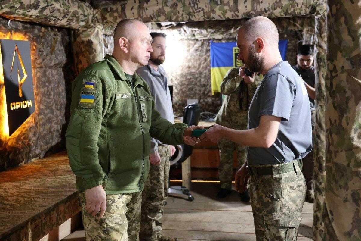 Глава Госпогранслужбы Сергей Дейнеко проверил боевые подразделения ГПСУ на линии фронта Глава Госпогранслужбы Сергей Дейнеко проверил боевые подразделения ГПСУ на линии фронта