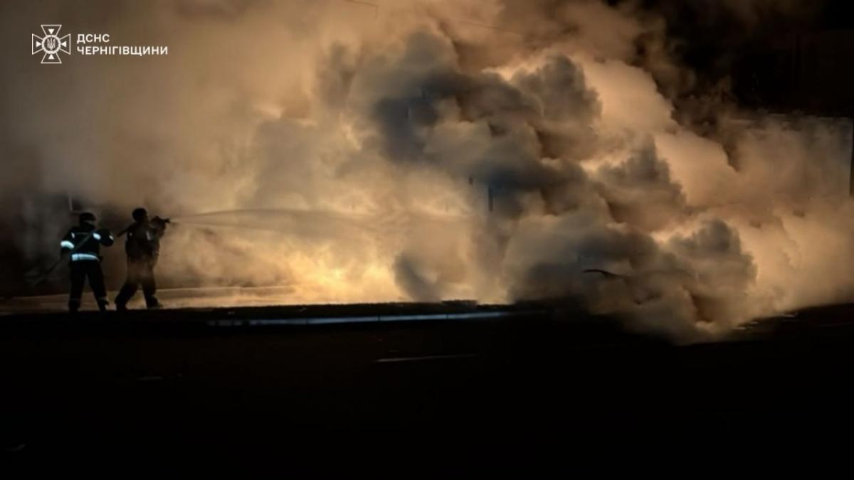 Оккупанты атаковали инфраструктурный объект в Чернигове: произошел масштабный пожар