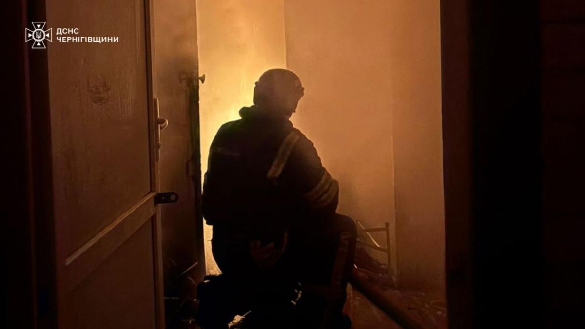 Рятувальник ліквідовує пожежу на місці удару в Чернігові / фото ДСНС Чернігівщини Рятувальник ліквідовує пожежу на місці удару в Чернігові / фото ДСНС Чернігівщини
