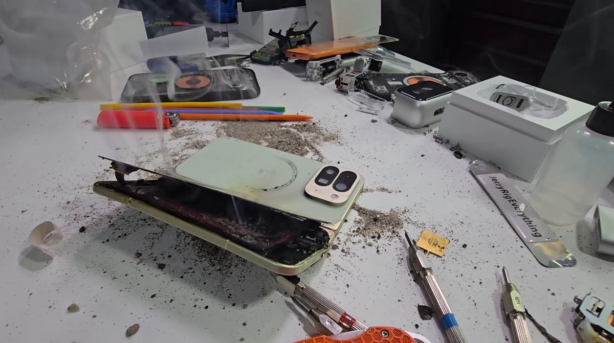 Новенький Google Pixel 10 Pro Fold взорвался в руках у блогера во время проверки на прочность