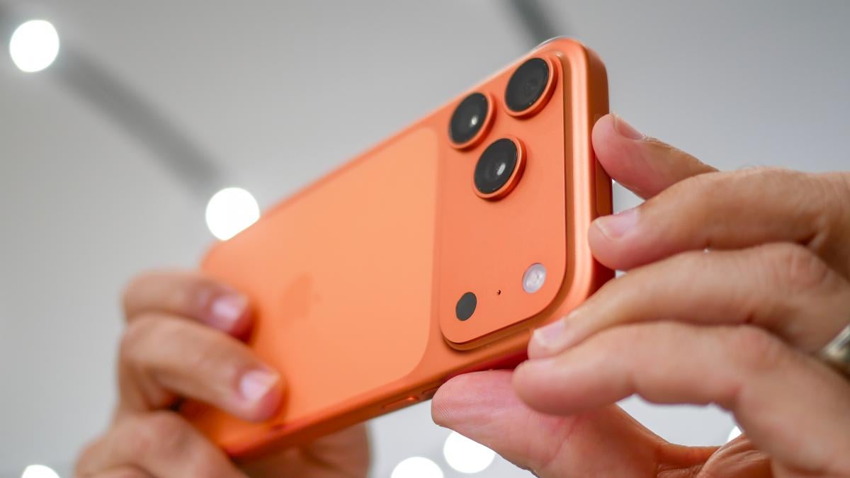 Некоторые оранжевые iPhone 17 окислились и стали розовыми / Фото - Tom's Guide Некоторые оранжевые iPhone 17 окислились и стали розовыми / Фото - Tom's Guide