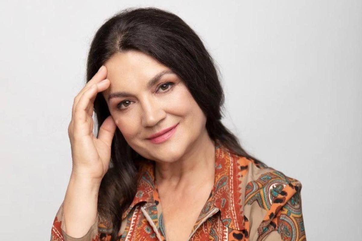 Natasha Sumskaya condivide un'immagine d'archivio con la madre sui social: un gesto che rivela un lato più personale della sua vita