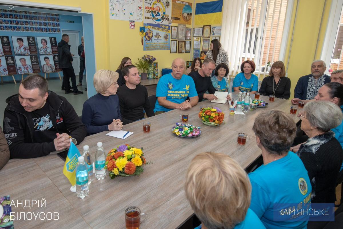 Верещук на зустрічі з сімʼями полеглих героїв / facebook.com/bilousovandriy Верещук на зустрічі з сімʼями полеглих героїв / facebook.com/bilousovandriy