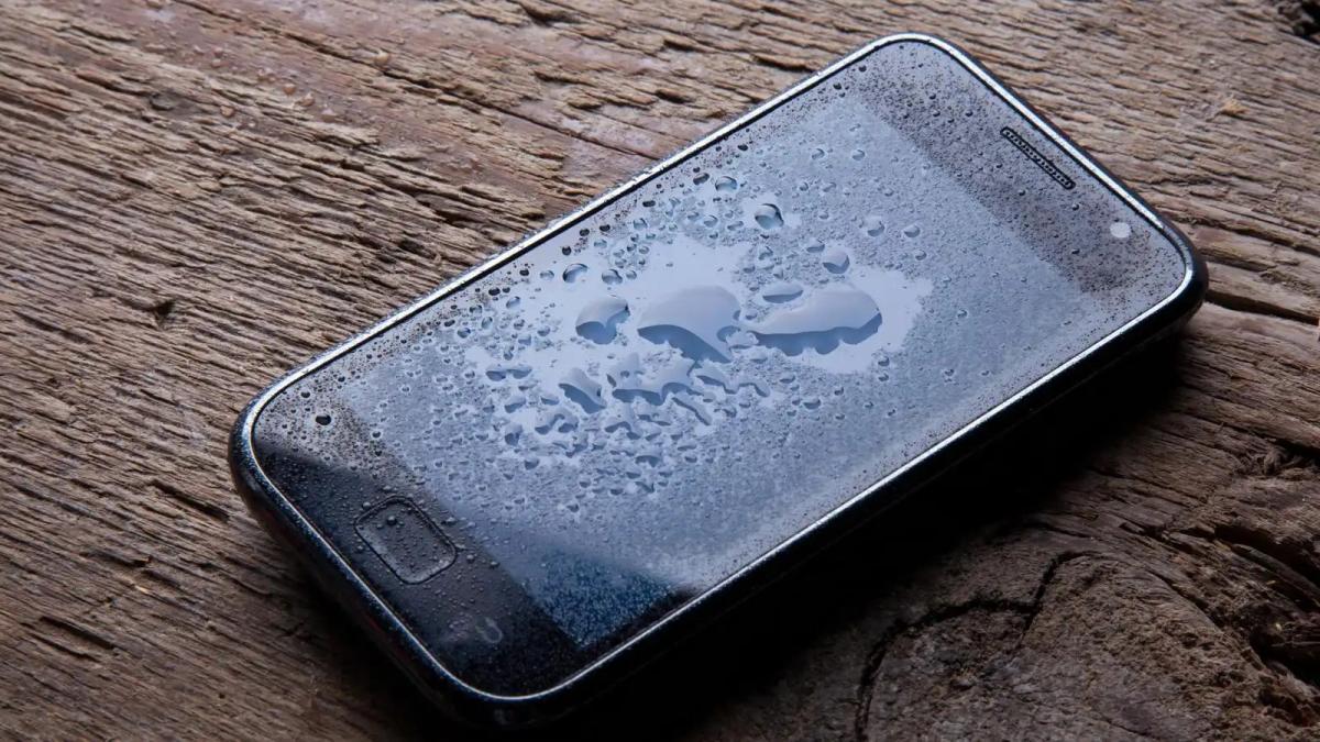Come Salvare il Tuo Smartphone se l'Acqua Entra nella Porta di Ricarica
