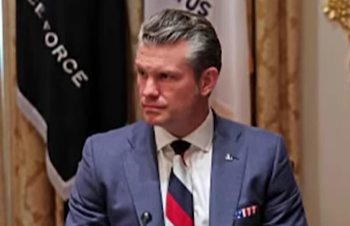 La Cravatta di Hegset: Il Pentagono Risponde alle Accuse di Propaganda Russa