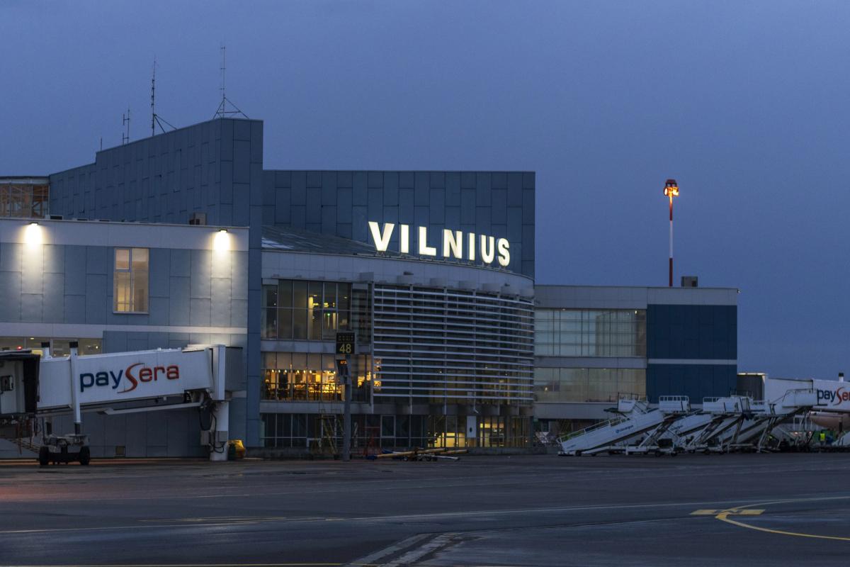 Aeroporto di Vilnius chiuso dopo massiccio attacco di palloncini con contrabbando dalla Bielorussia