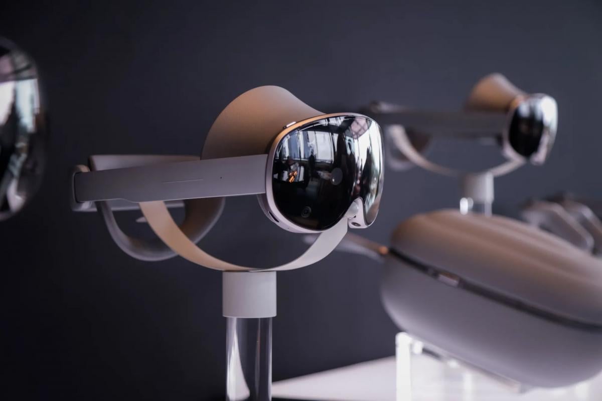 В продажу поступили Samsung XR / Фото - Bloomberg В продажу поступили Samsung XR / Фото - Bloomberg