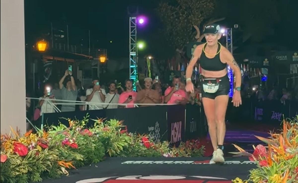 Donna di 80 anni completa triathlon in 16 ore e 45 minuti: l'età non è un limite per la determinazione e la passione per lo sport