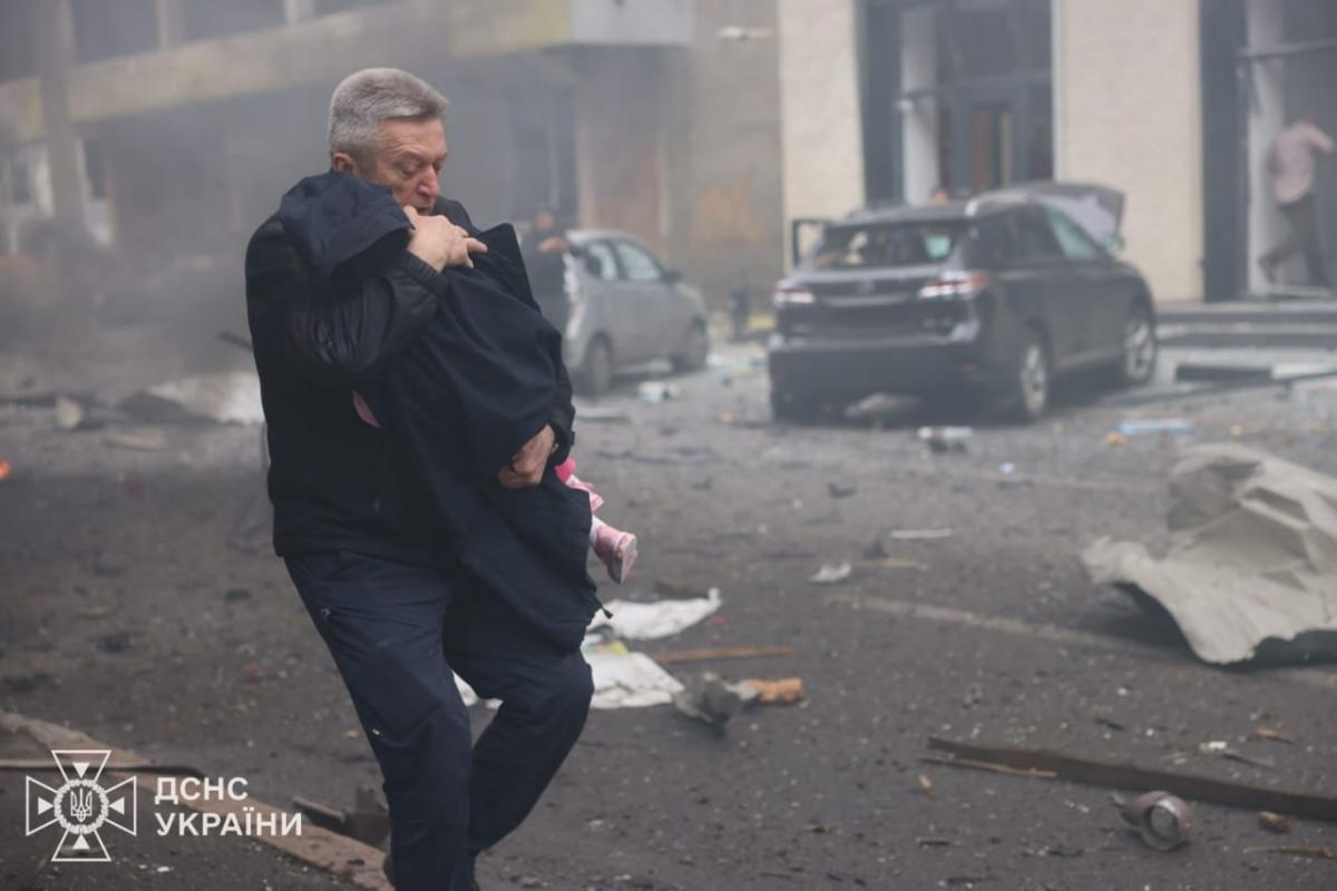 Генерал Волобуєв виносив дітей з атакованого дитсадка в Харкові / фото ДСНС Генерал Волобуєв виносив дітей з атакованого дитсадка в Харкові / фото ДСНС