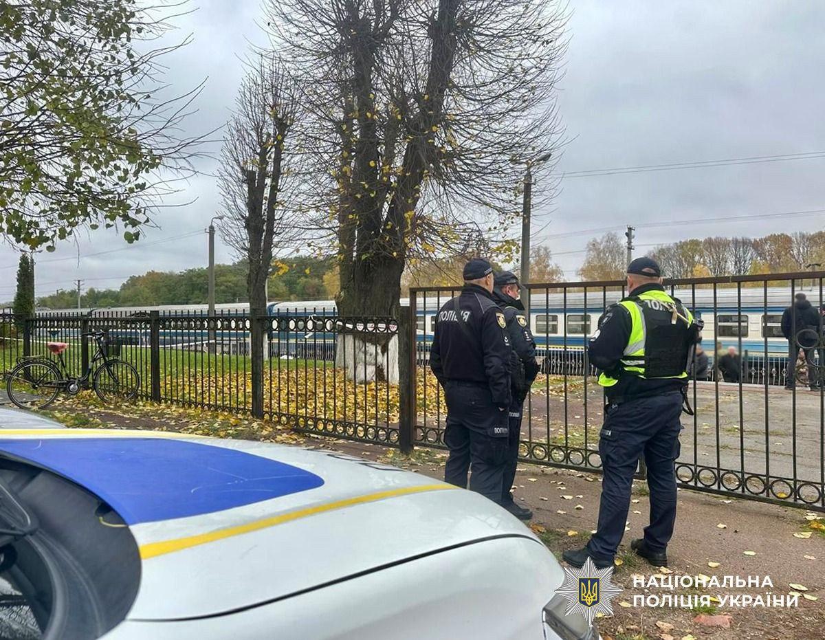 Чоловік, який кинув вибухівку, загинув / фото Нацполіції Чоловік, який кинув вибухівку, загинув / фото Нацполіції