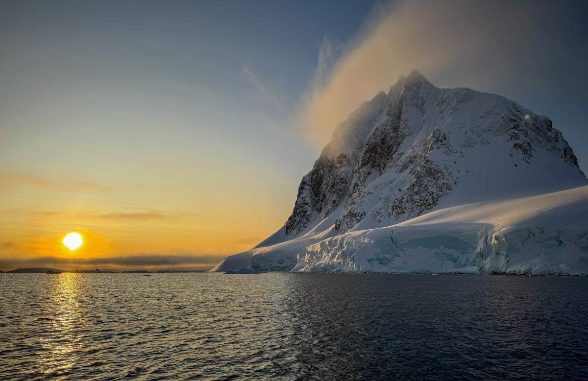 Некоторым айсбергам - тысячи лет: ученые раскрыли "цветной секрет" льдин-гигантов