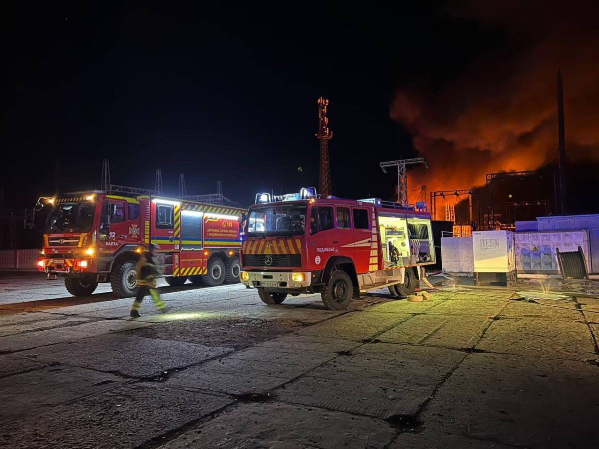 Через влучання виникла пожежа, яку оперативно ліквідували рятувальники. Через влучання виникла пожежа, яку оперативно ліквідували рятувальники.