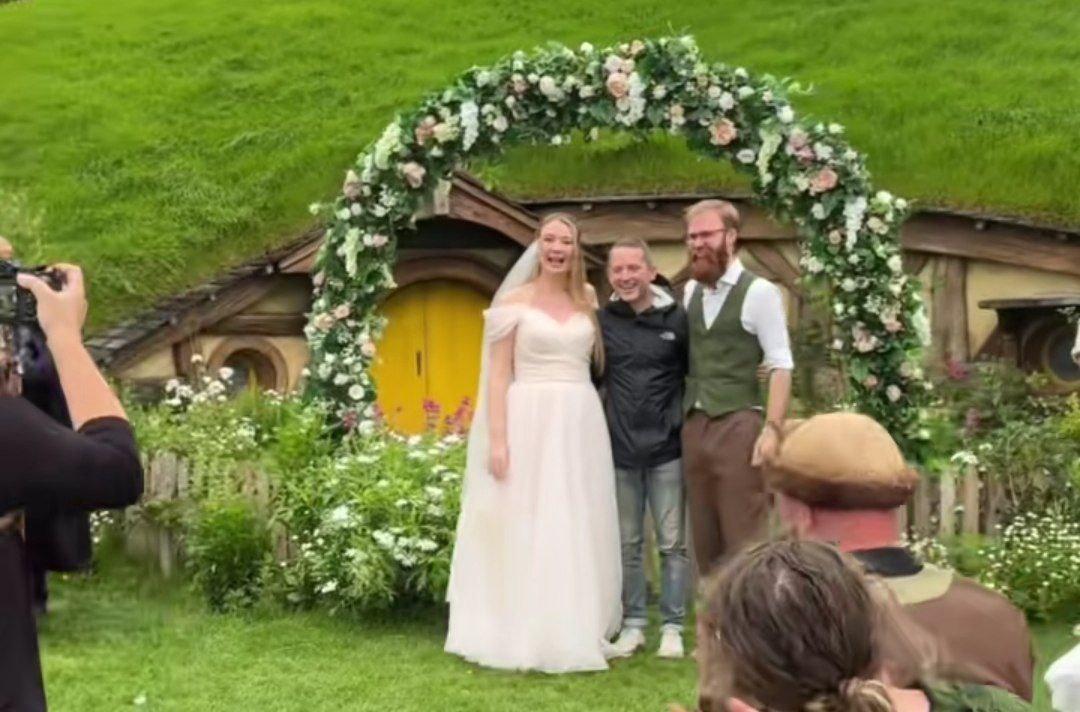 Зірка "Володаря перснів" неочікувано прийшов на весілля фанів/ скріншот TikTok Зірка "Володаря перснів" неочікувано прийшов на весілля фанів/ скріншот TikTok