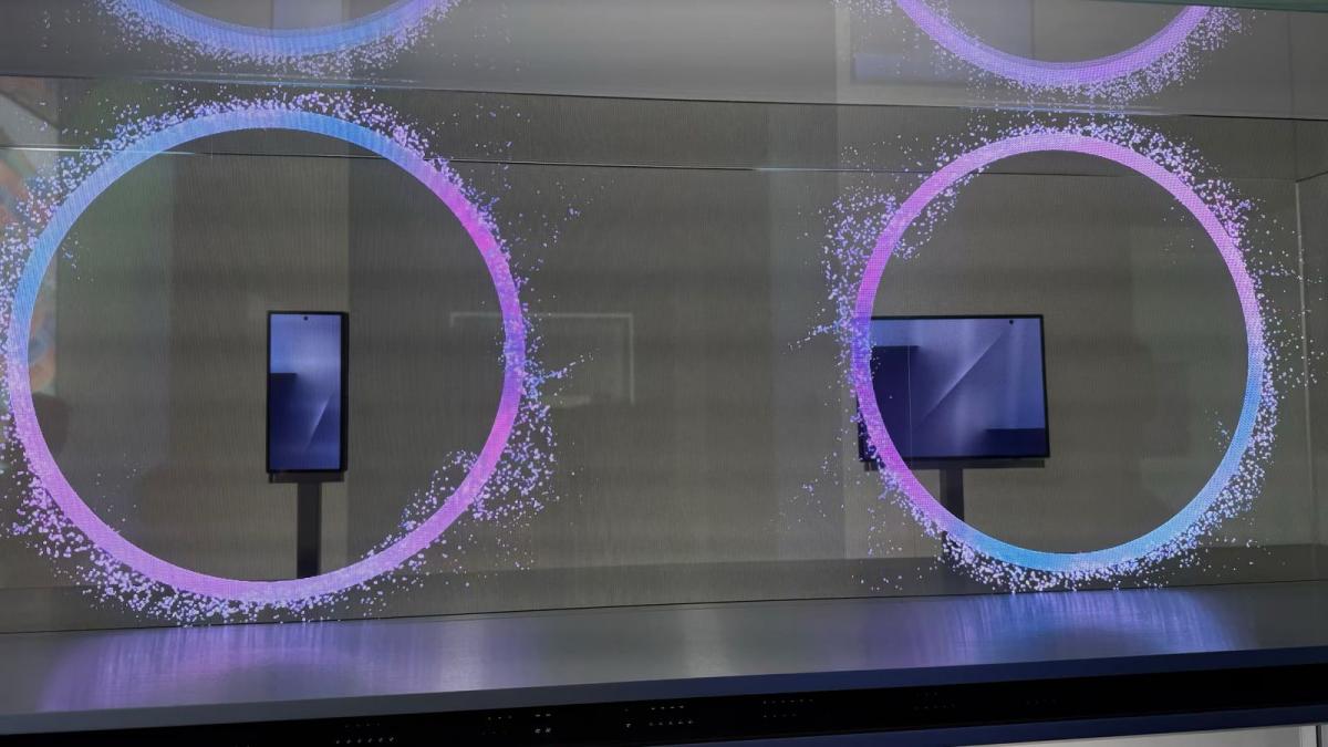 "Трикладушка" Samsung может оказаться тоньше, чем вы думаете / фото Samsung "Трикладушка" Samsung может оказаться тоньше, чем вы думаете / фото Samsung