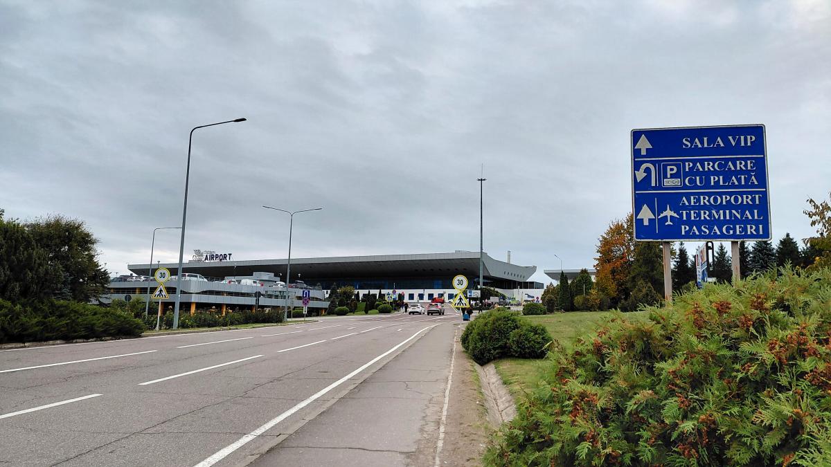 Многие автобусы приезжают прямо в аэропорт Кишинева / фото Марина Григоренко Многие автобусы приезжают прямо в аэропорт Кишинева / фото Марина Григоренко