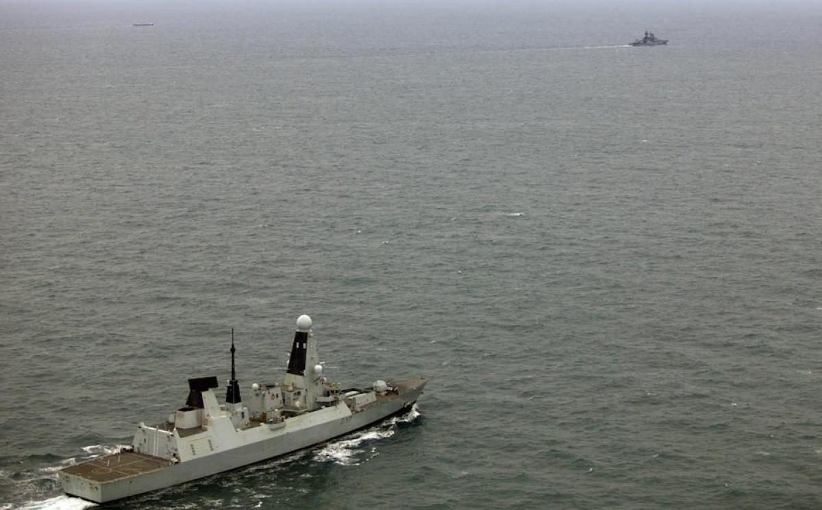 Корабль королевского флота Великобритании "вел" российский эсминец в Ла-Манше