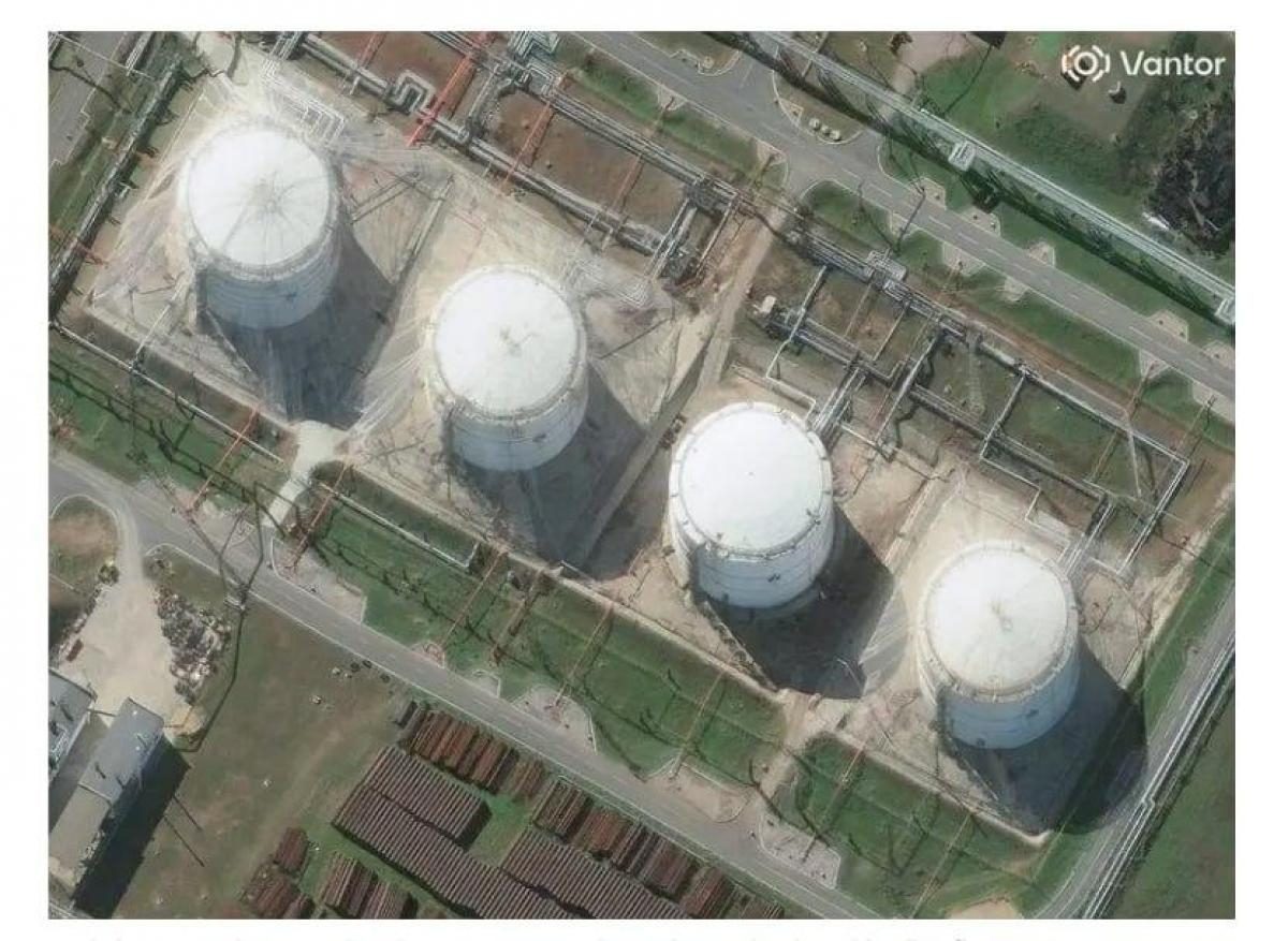 Дым и противодронные сети: спутниковые снимки запечатлели российские НПЗ в огне