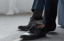 Как избавиться от неприятного запаха в обуви: эксперты советуют положить туда один продукт