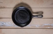 Що не варто готувати на антипригарній сковороді: шеф-кухар назвав 5 популярних страв