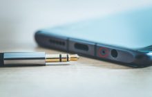 Что за маленькая дырочка у смартфона рядом с портом для зарядки – и почему она важна