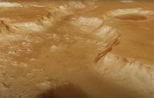 Ученые показали полет над марсианским лабиринтом длиной более 1000 километров (видео)