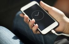 Експерти пояснили, чи можна залишати телефон на зарядці на ніч