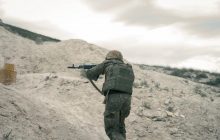 Йдуть з драбинами через протитанкові рови: морпіх розповів, як поводяться росіяни