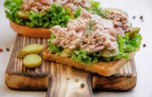 Шеф-кухарка порадила простий спосіб зробити начинку з тунця більш вершковою без майонезу