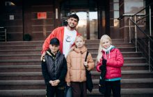 Український режисер-постановник та телеведучий Євген Синельников зустрівся з дітьми, батьки яких загинули через війну