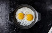 Ідеально просмажені яйця з рідким жовтком за рецептом шеф-кухаря лише за 1 хвилину