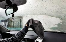 Популярний засіб для розморожування лобового скла може пошкодити авто: про що йдеться