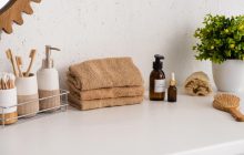 Що ніколи не варто зберігати на поличці у ванній кімнаті: експерт назвала топ-5 речей