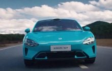 Водителя заблокировало в горящем авто: смертельная авария привела к падению акций Xiaomi
