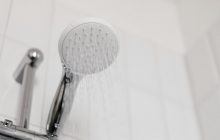 Настоящий рассадник для бактерий: эксперт объяснила, как быстро очистить душевую лейку