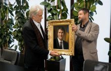 Благодарность за поддержку украинских художников: Ющенко сделали подарок от выдающегося портретиста Виталия Семенухи