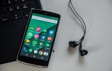Чому не варто класти телефон екраном догори: 4 причини