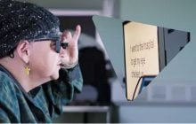 Науковці створили очний імплант з ШІ, який дозволяє читати сліпим