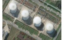 Дым и противодроновые сети: спутниковые снимки запечатлели российские НПЗ в огне