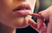 Главный трюк для губ из 90-х возвращается: пошаговая инструкция